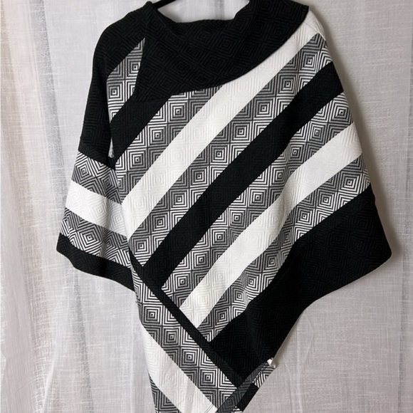 Y2K colorblock poncho,cape,women ,one size , black & white,Canada made ,EC - Picture 2 of 13